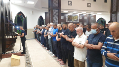 فيديو وصور: شعائر صلاتي العشاء والتراويح من مسجد النور بمدينة اللد